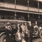 Travellers-outside-the-Royal-Hotel-1920s